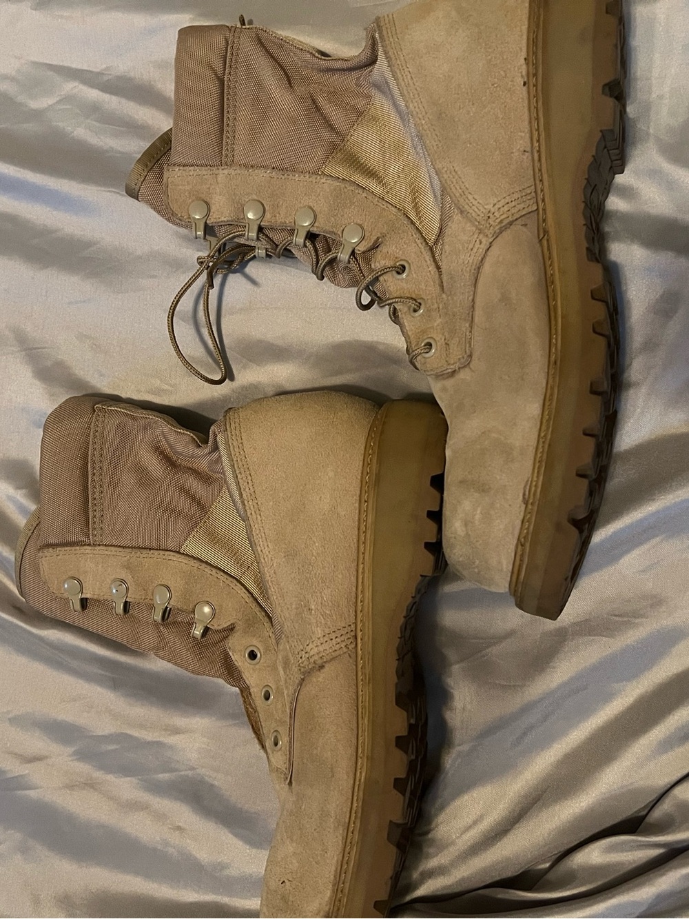 Vibrant Men's Tan Tactical Lace-Up Boots